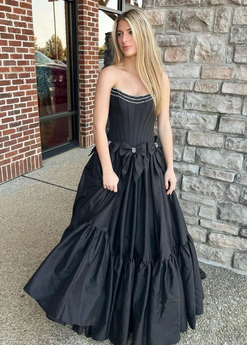 Cristal | A-Line Black Scoop Neck Satin Long Prom Dresses with Bow Knots